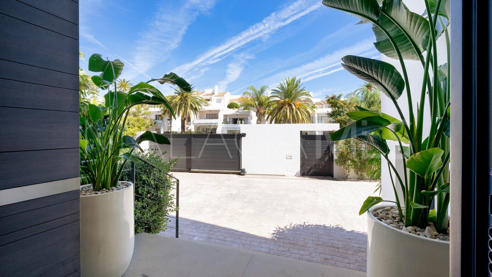 Villa for sale with 5 bedrooms in Nueva Andalucia