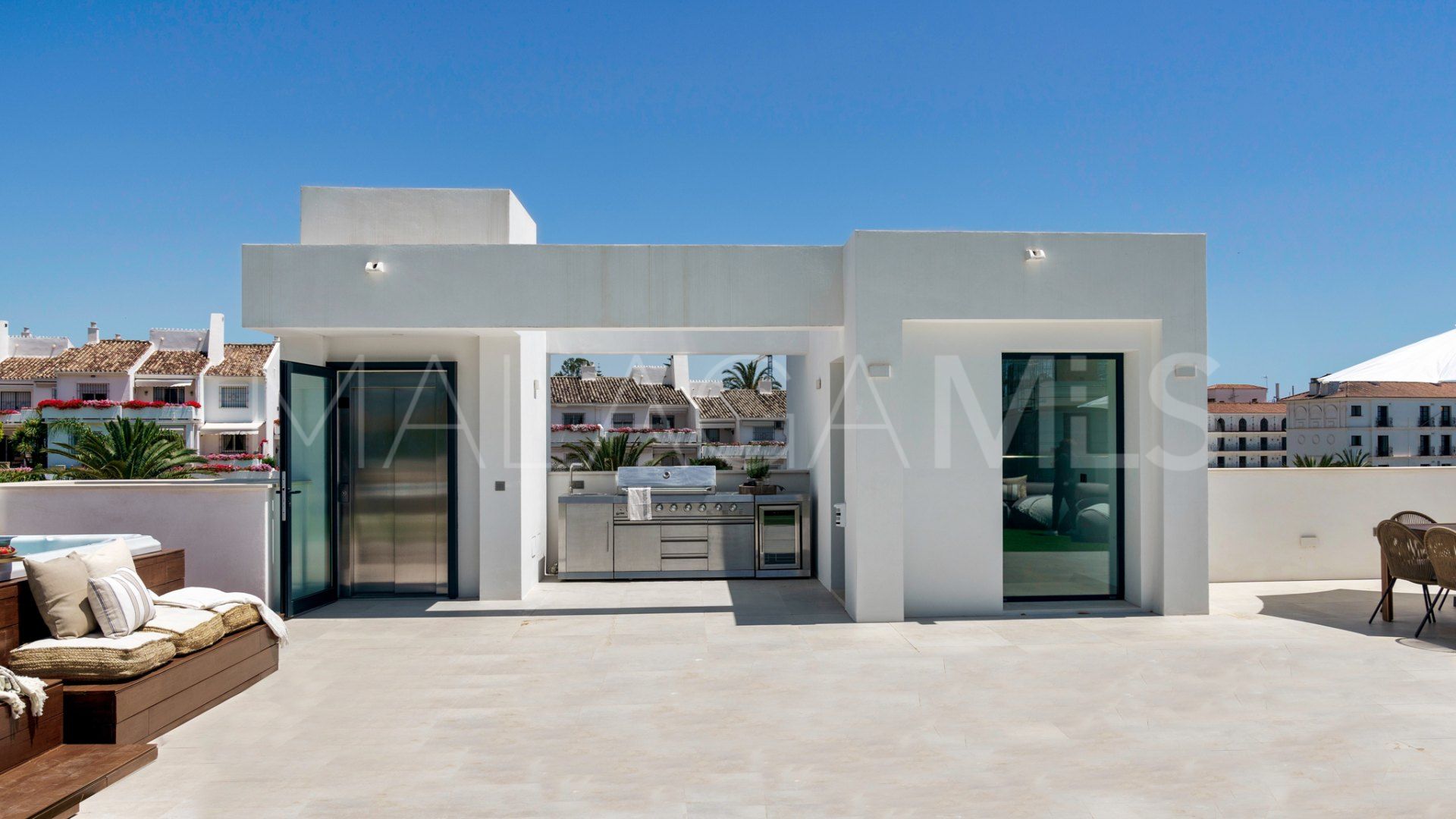 Villa for sale with 5 bedrooms in Nueva Andalucia