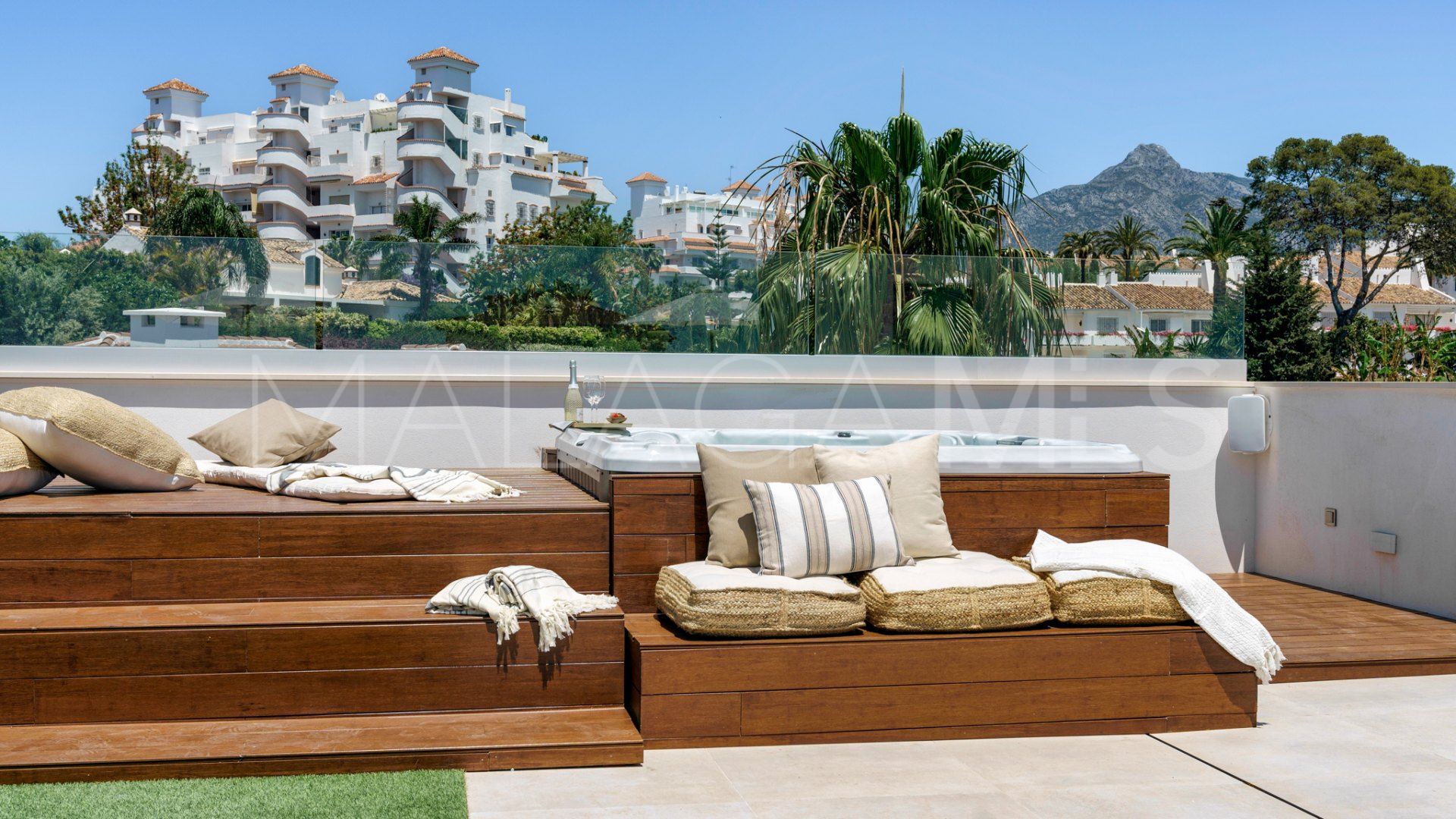 Villa for sale with 5 bedrooms in Nueva Andalucia