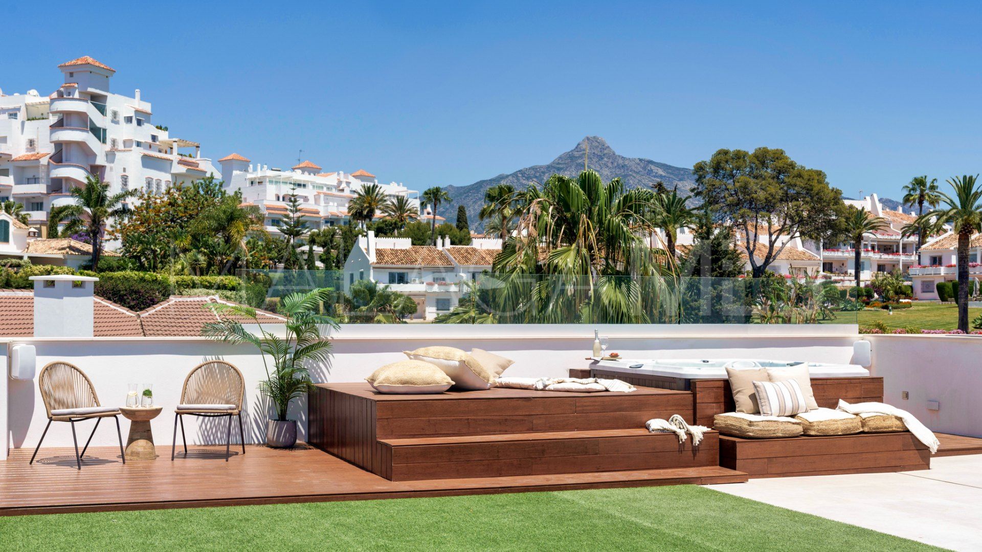 Villa for sale with 5 bedrooms in Nueva Andalucia