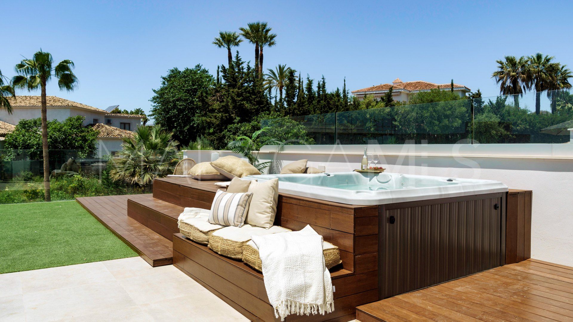Villa for sale with 5 bedrooms in Nueva Andalucia