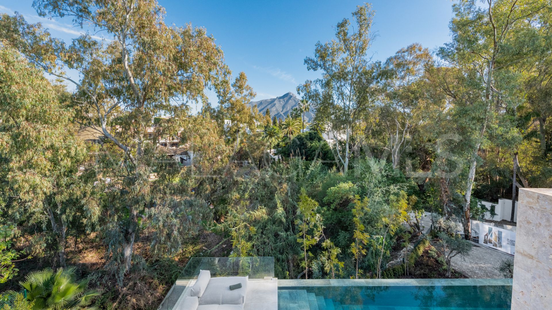 Villa de 6 bedrooms for sale in Nueva Andalucia