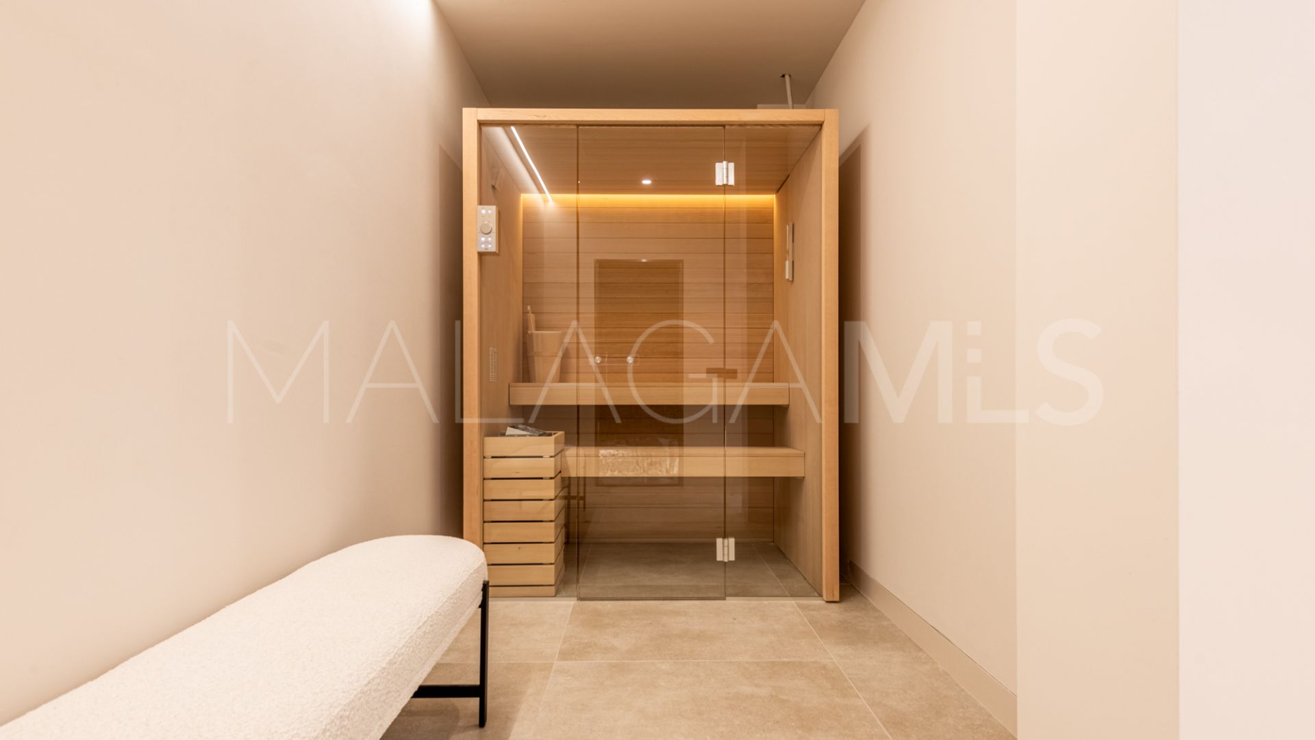 Villa de 6 bedrooms for sale in Nueva Andalucia