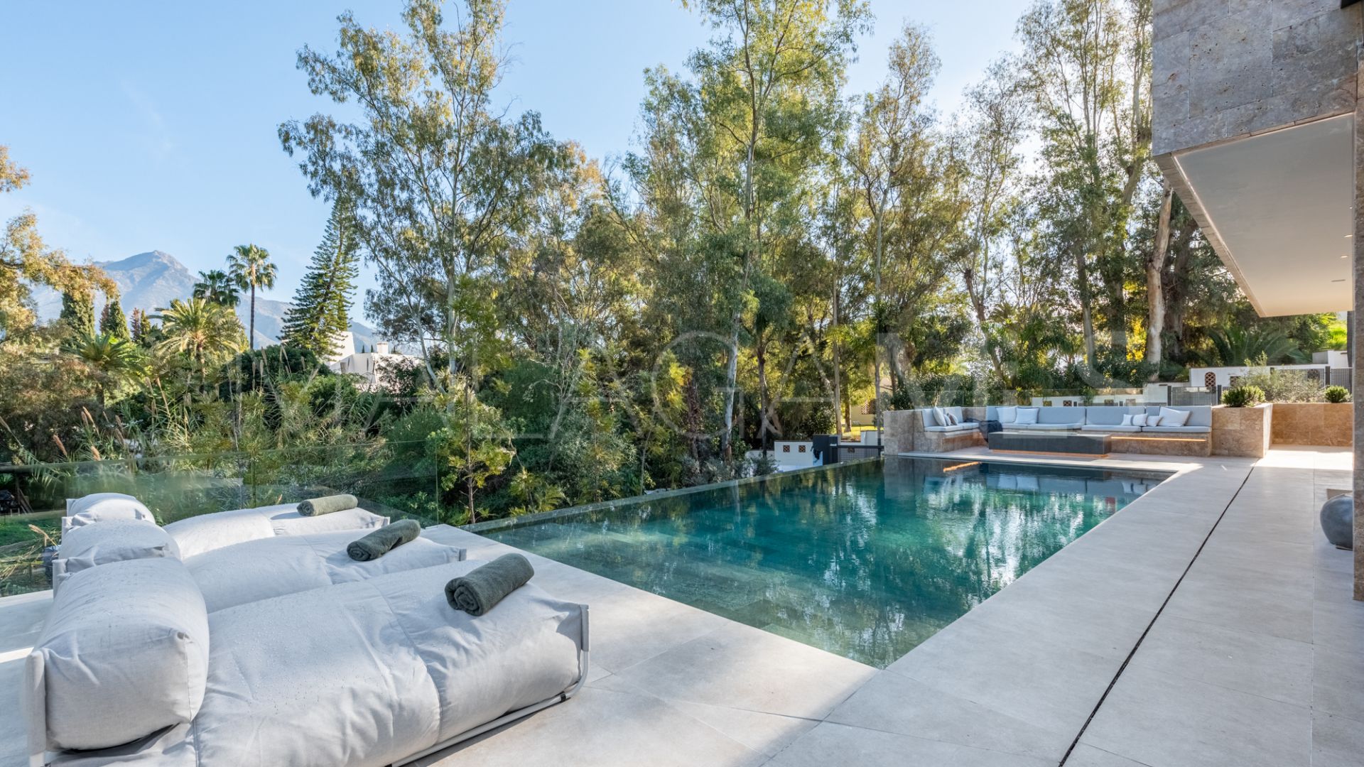Villa de 6 bedrooms for sale in Nueva Andalucia