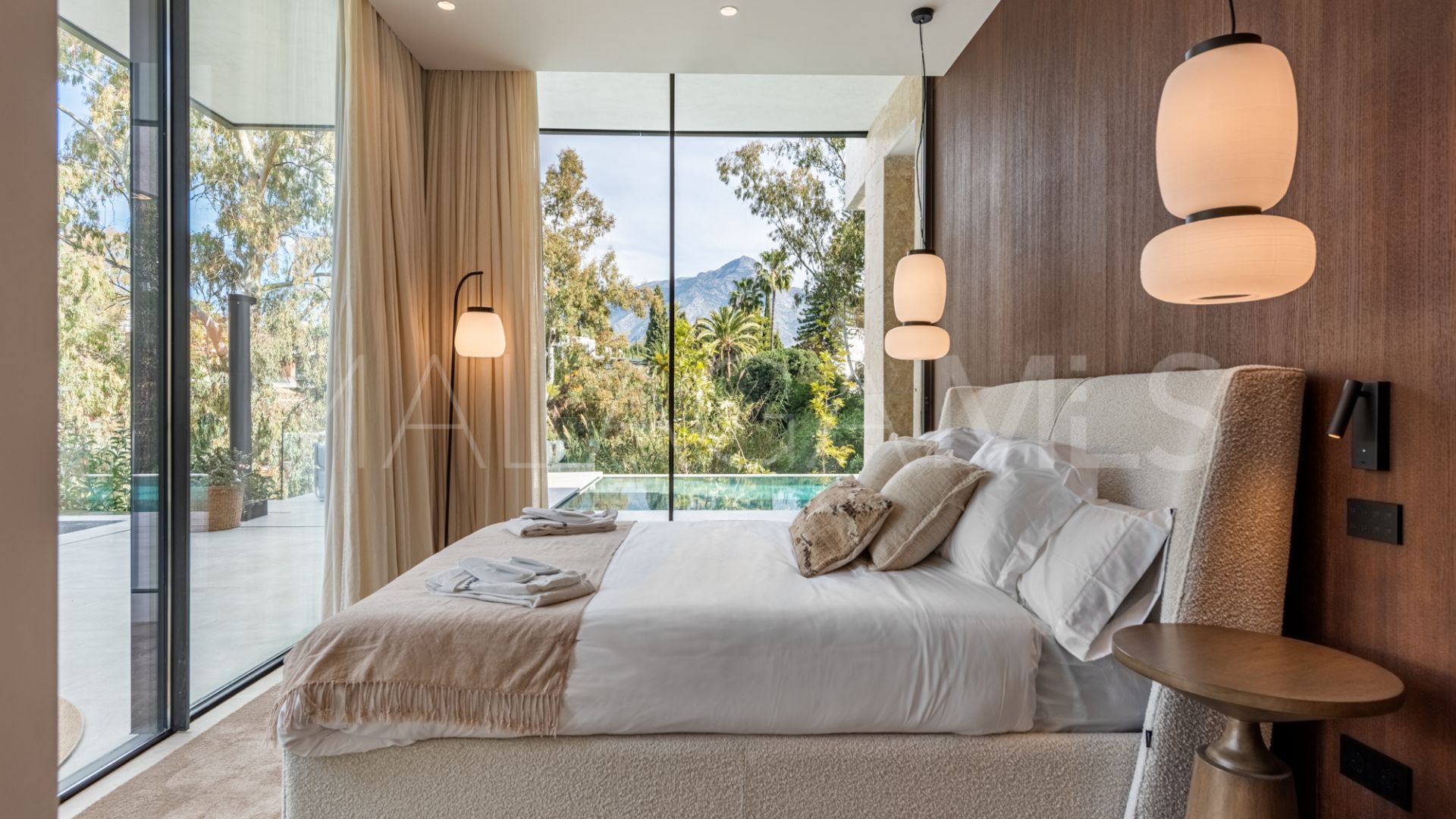 Villa de 6 bedrooms for sale in Nueva Andalucia