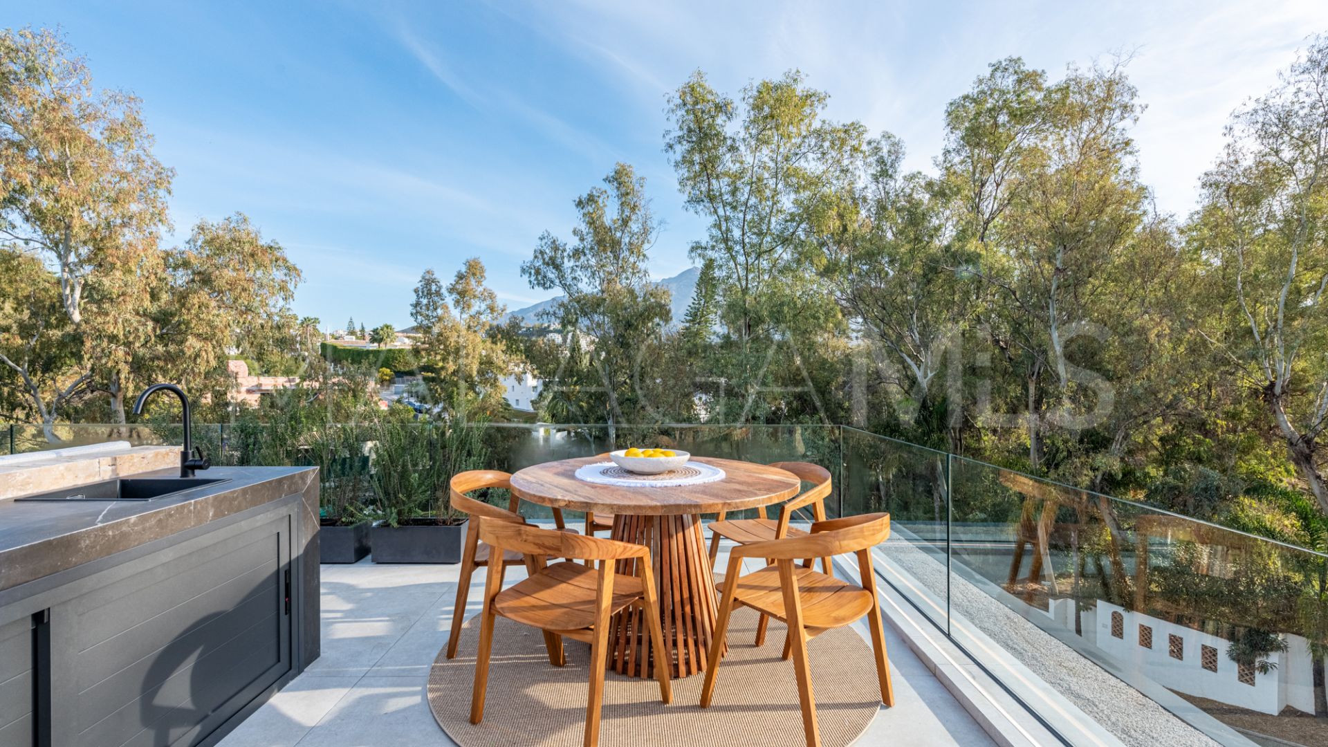 Villa de 6 bedrooms for sale in Nueva Andalucia
