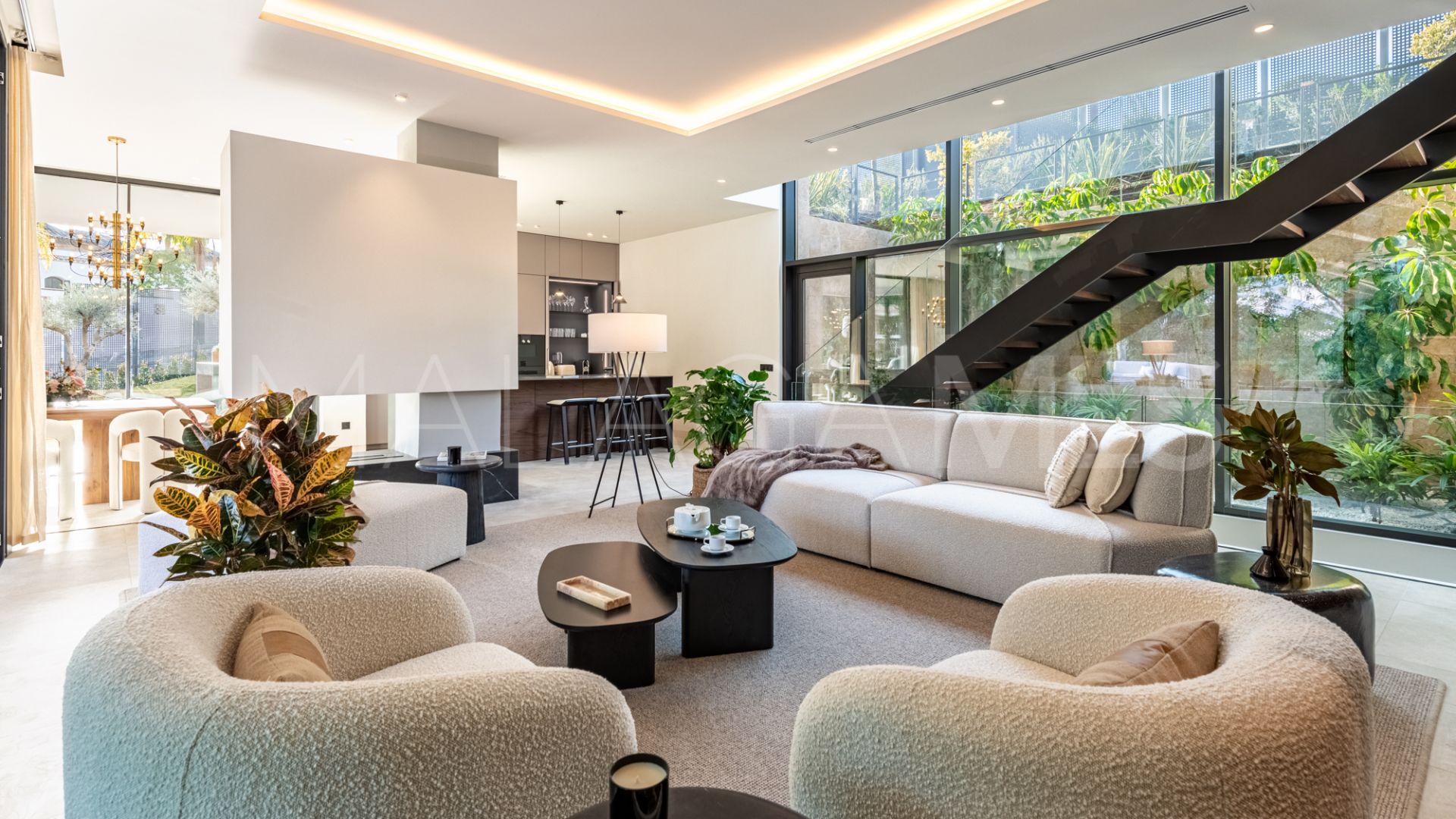Villa de 6 bedrooms for sale in Nueva Andalucia