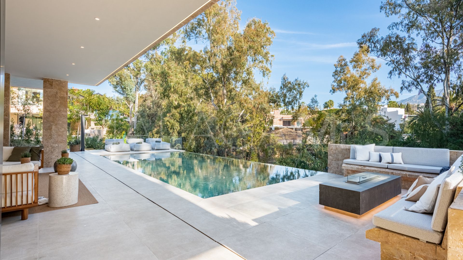 Villa de 6 bedrooms for sale in Nueva Andalucia