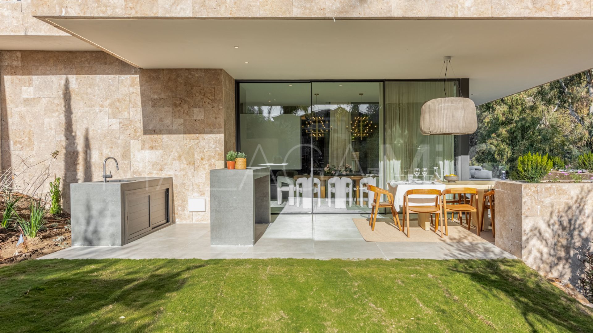 Villa de 6 bedrooms for sale in Nueva Andalucia