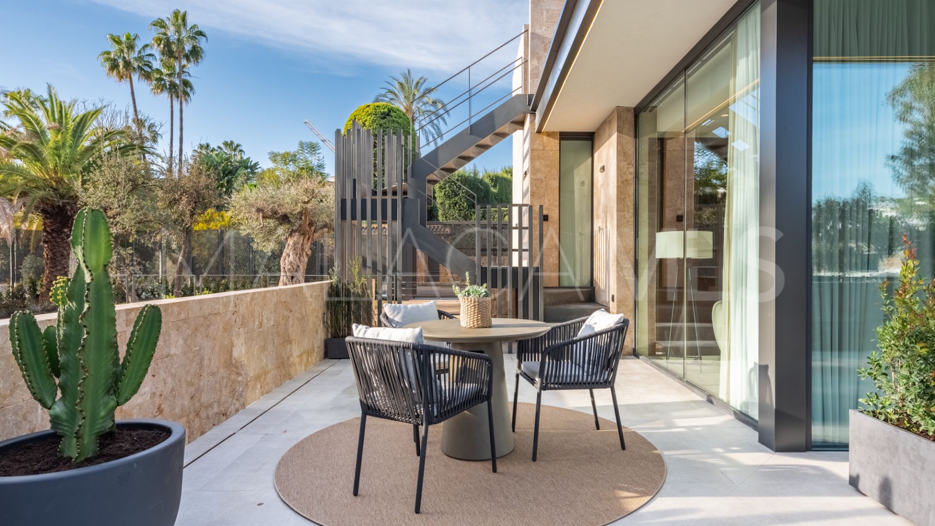 Villa de 6 bedrooms for sale in Nueva Andalucia