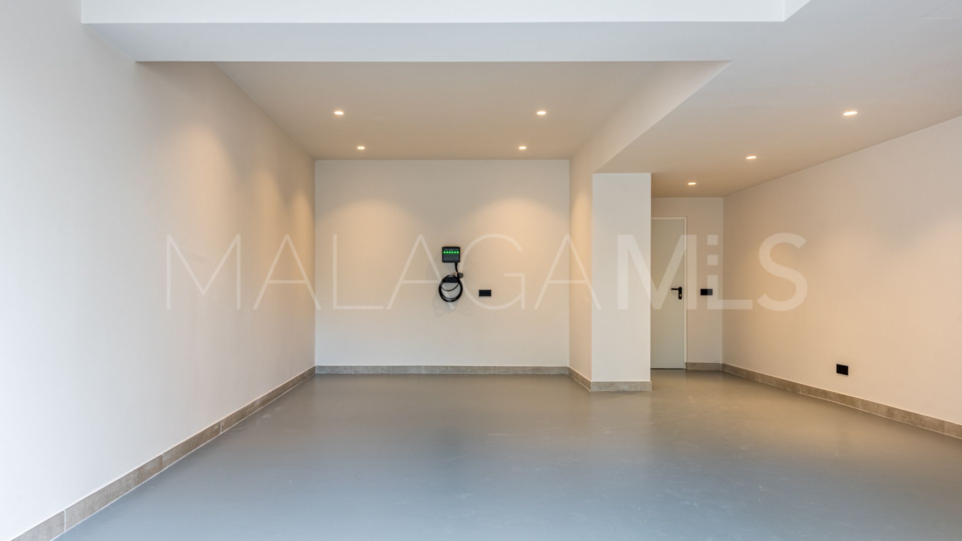 Villa de 6 bedrooms for sale in Nueva Andalucia