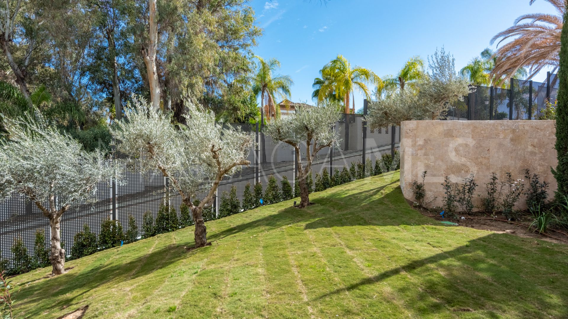 Villa de 6 bedrooms for sale in Nueva Andalucia