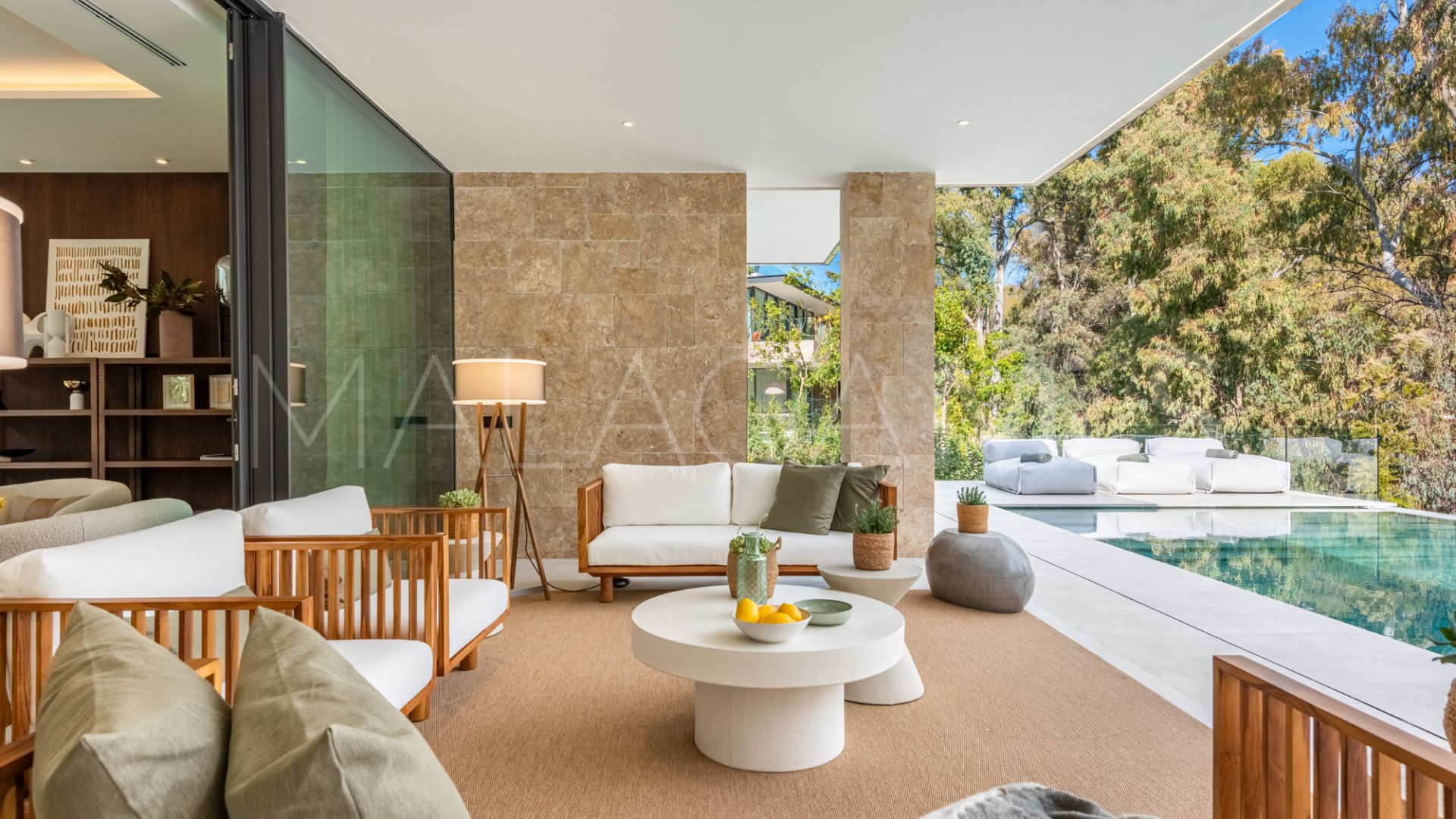 Villa de 6 bedrooms for sale in Nueva Andalucia