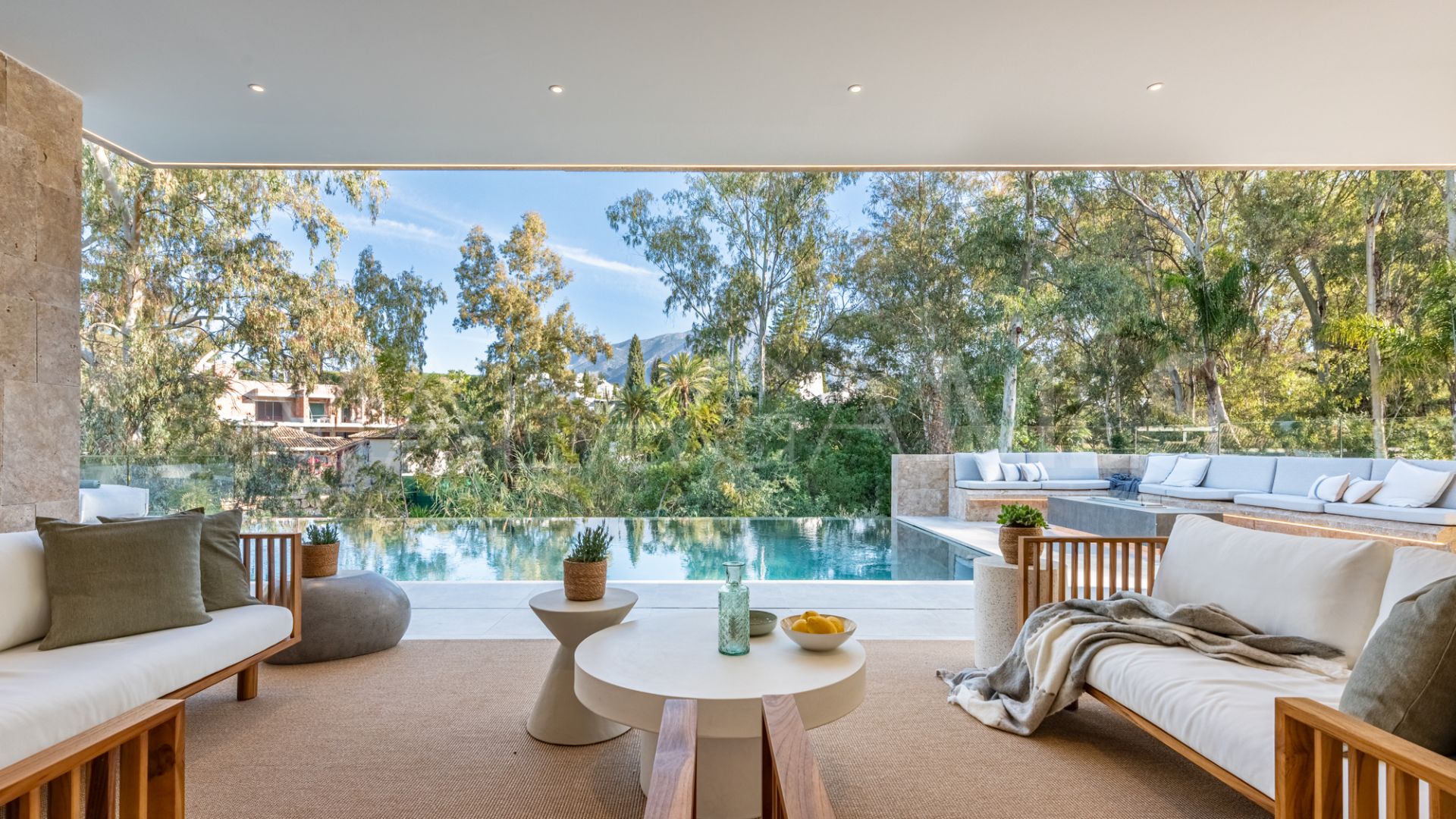 Villa de 6 bedrooms for sale in Nueva Andalucia