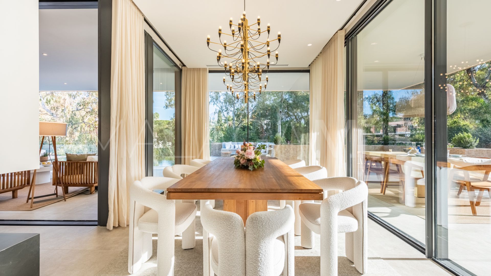 Villa de 6 bedrooms for sale in Nueva Andalucia