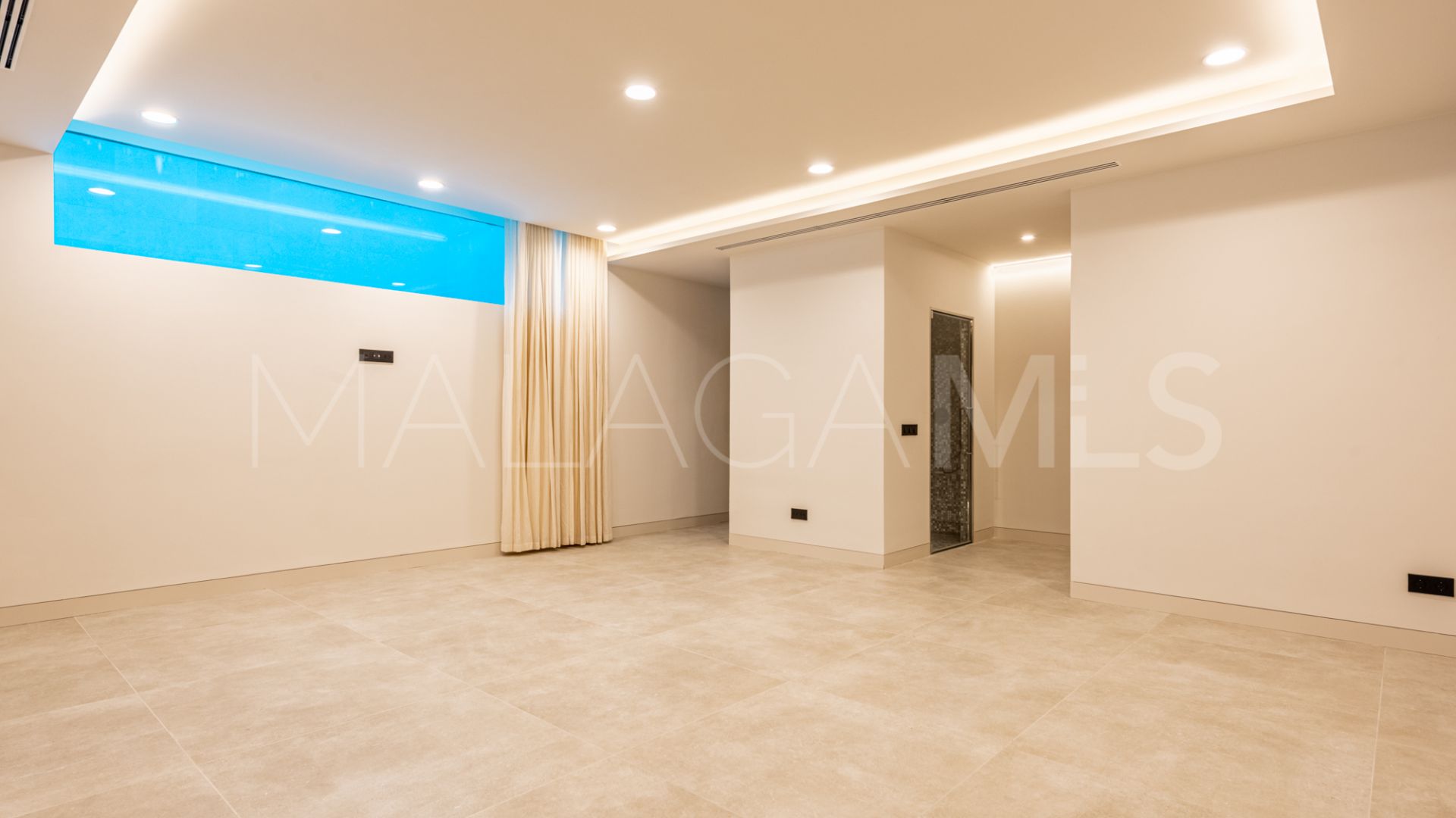 Villa de 6 bedrooms for sale in Nueva Andalucia