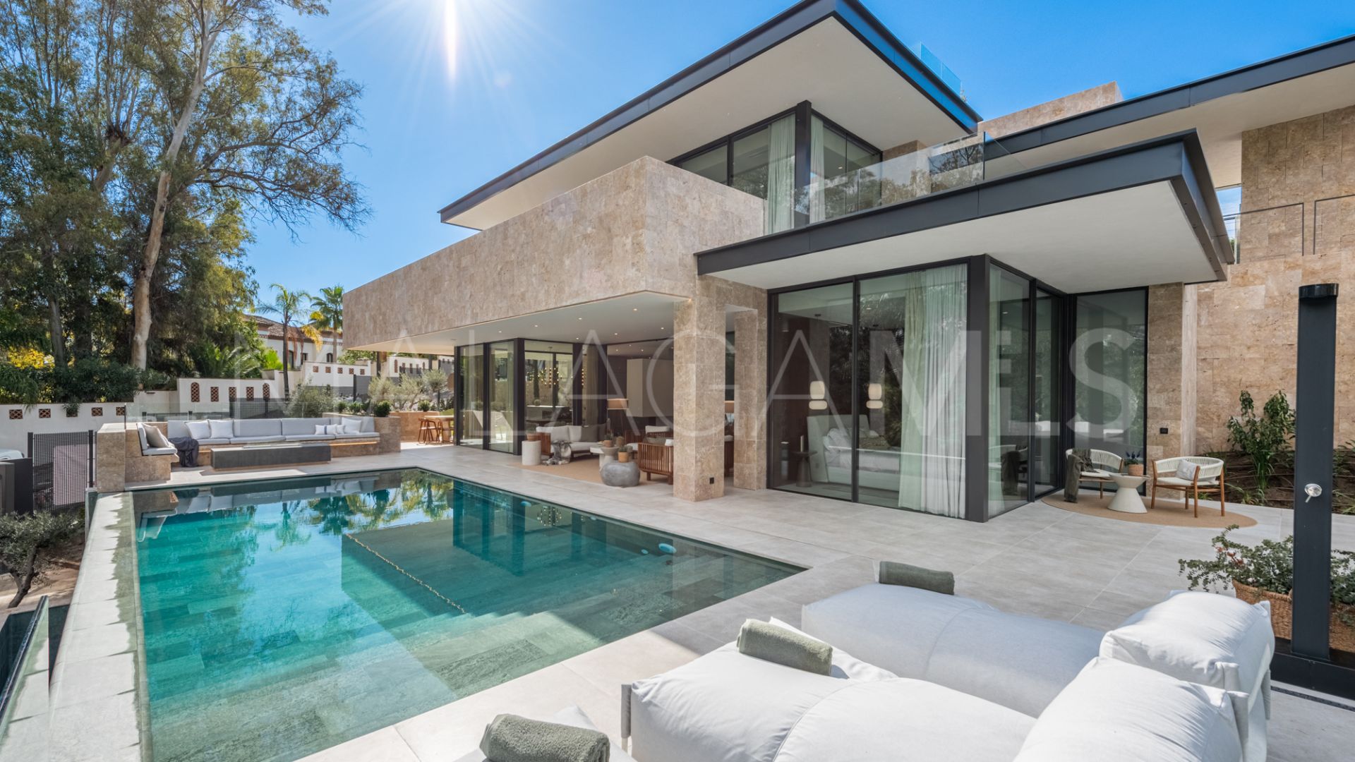 Villa de 6 bedrooms for sale in Nueva Andalucia