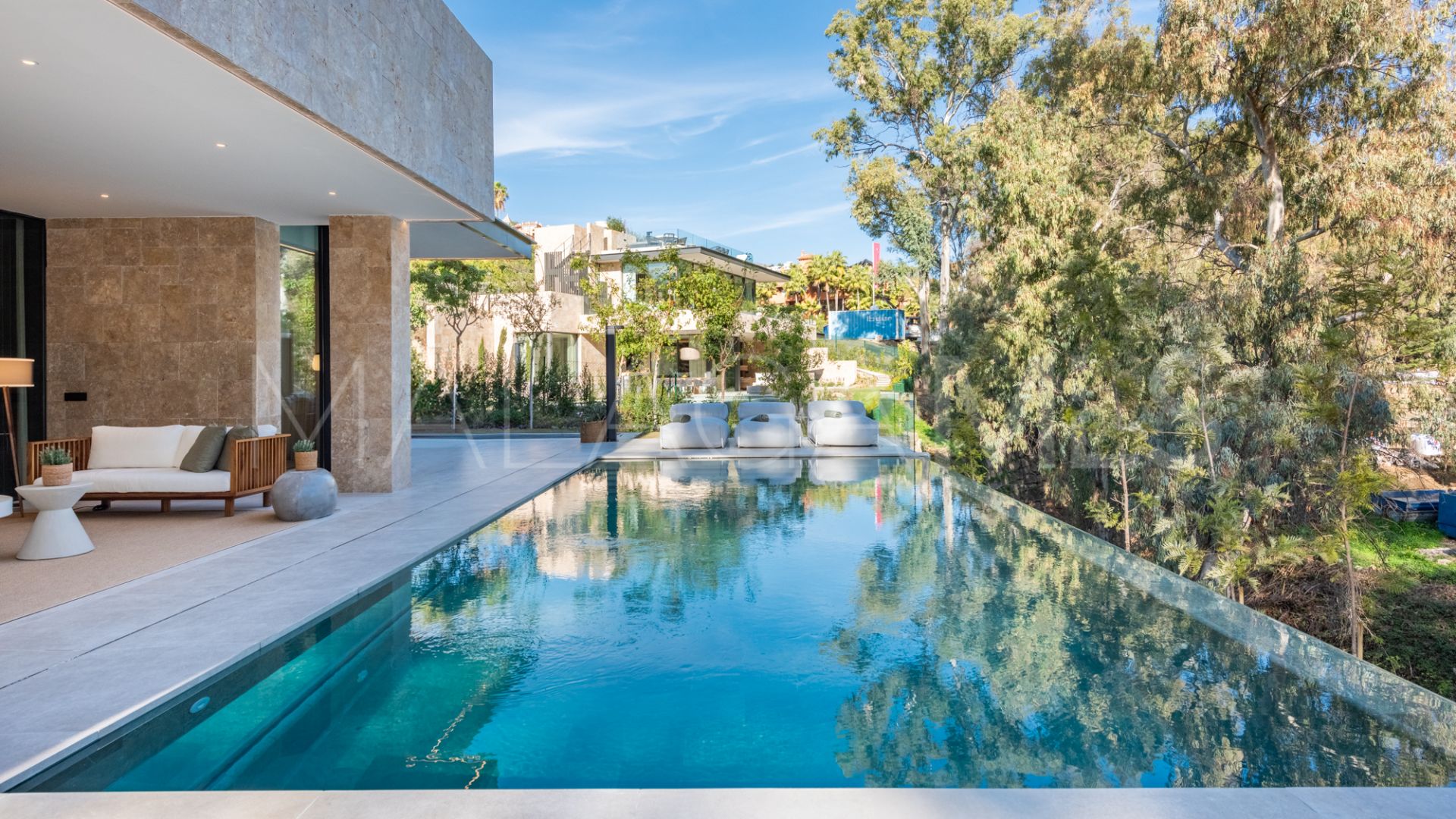 Villa de 6 bedrooms for sale in Nueva Andalucia