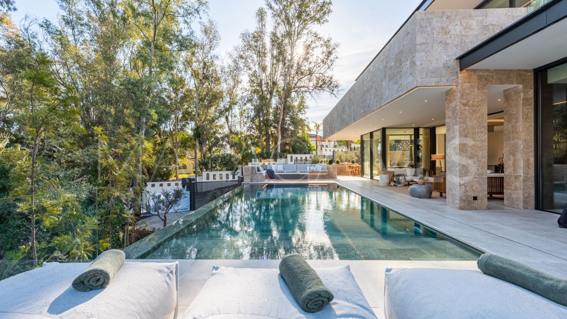 Villa de 6 bedrooms for sale in Nueva Andalucia