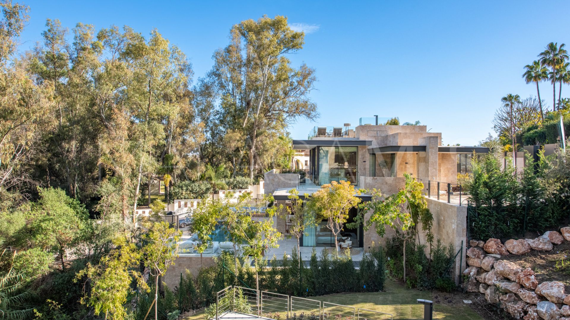 Villa de 6 bedrooms for sale in Nueva Andalucia