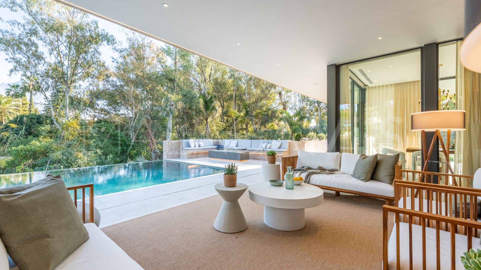 Villa de 6 bedrooms for sale in Nueva Andalucia