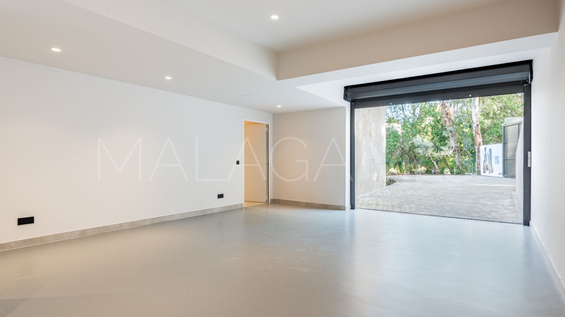 Villa de 6 bedrooms for sale in Nueva Andalucia