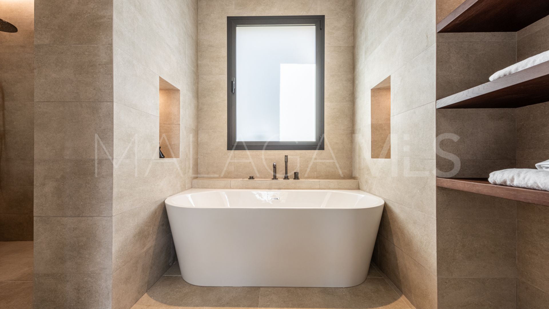 Villa de 6 bedrooms for sale in Nueva Andalucia