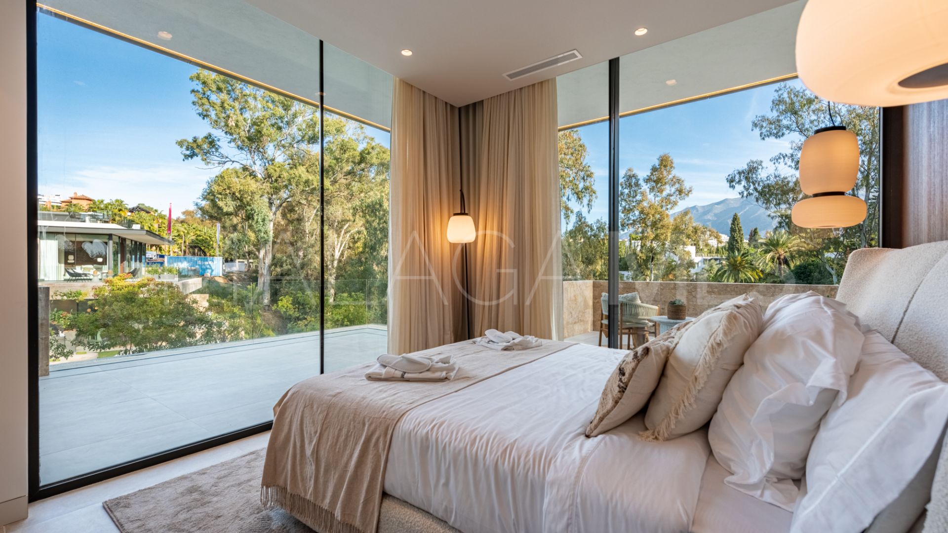 Villa de 6 bedrooms for sale in Nueva Andalucia