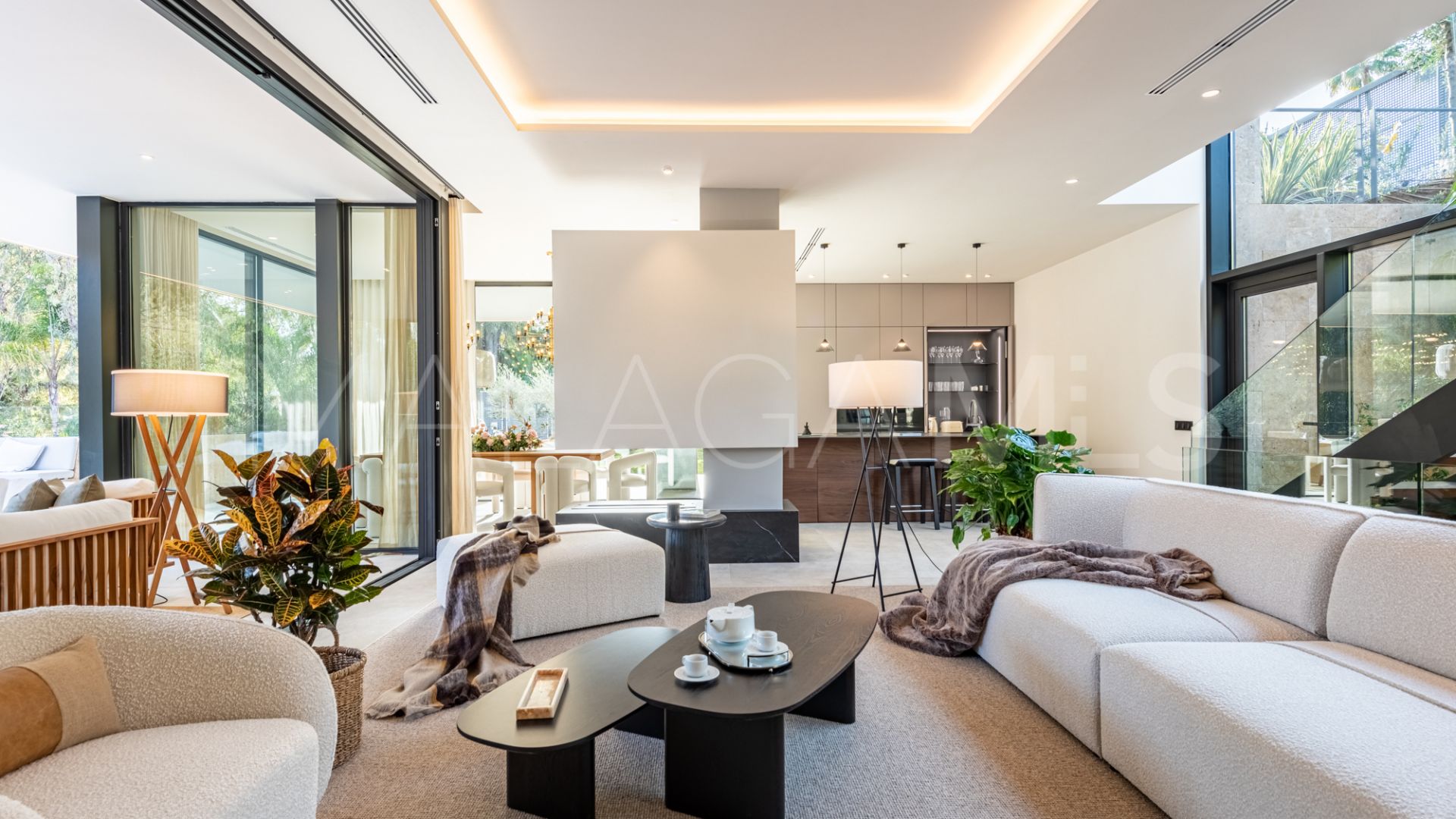 Villa de 6 bedrooms for sale in Nueva Andalucia
