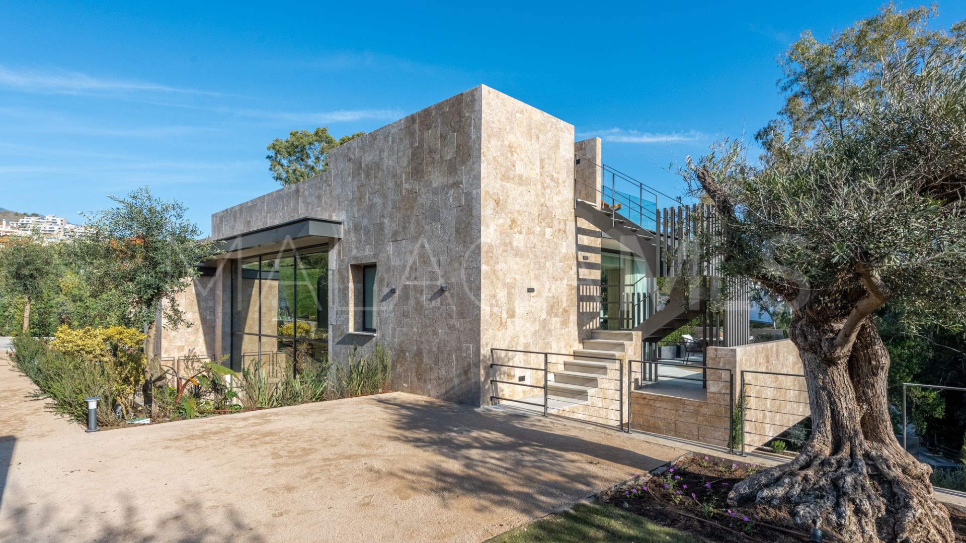 Villa de 6 bedrooms for sale in Nueva Andalucia