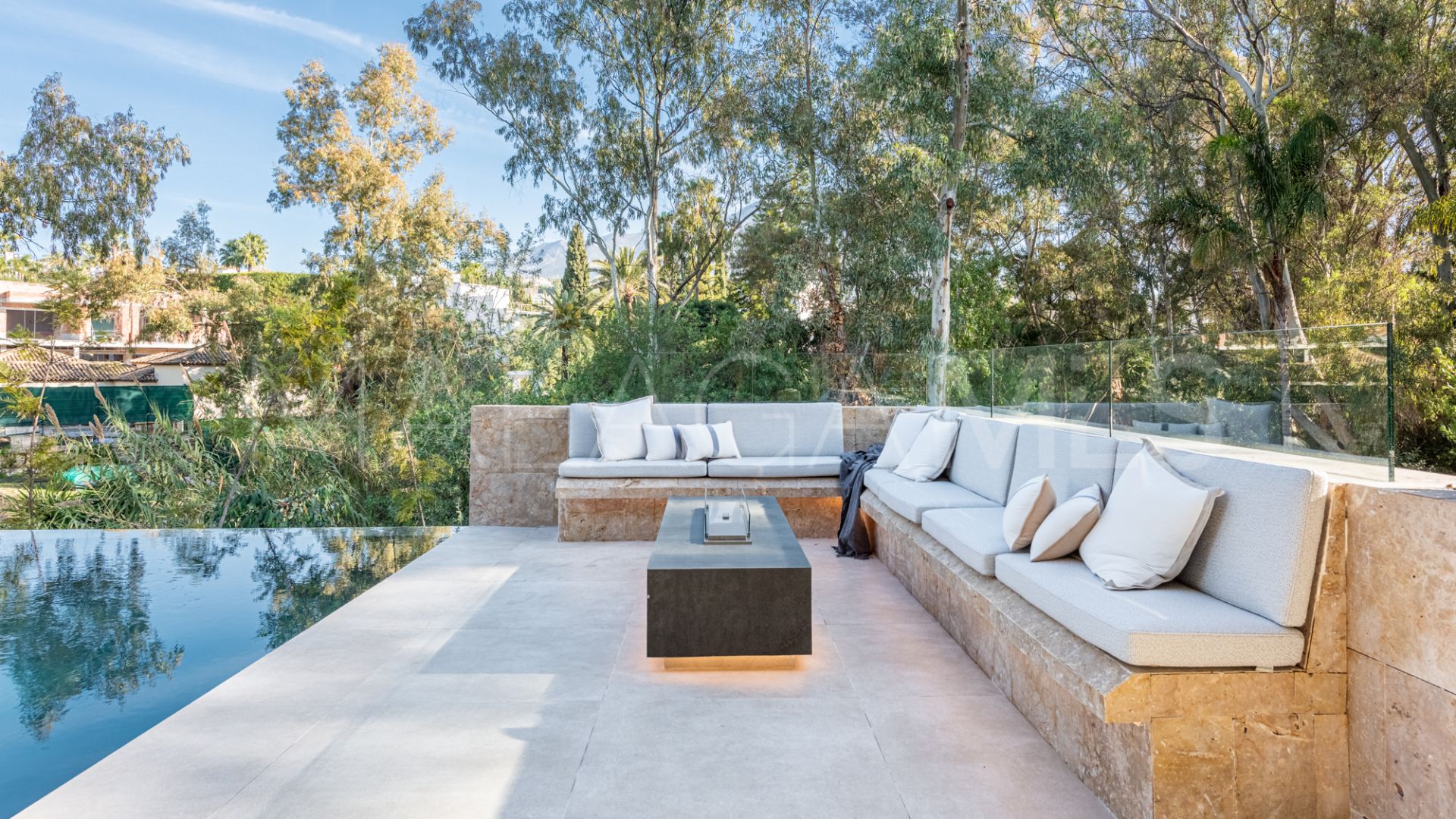 Villa de 6 bedrooms for sale in Nueva Andalucia