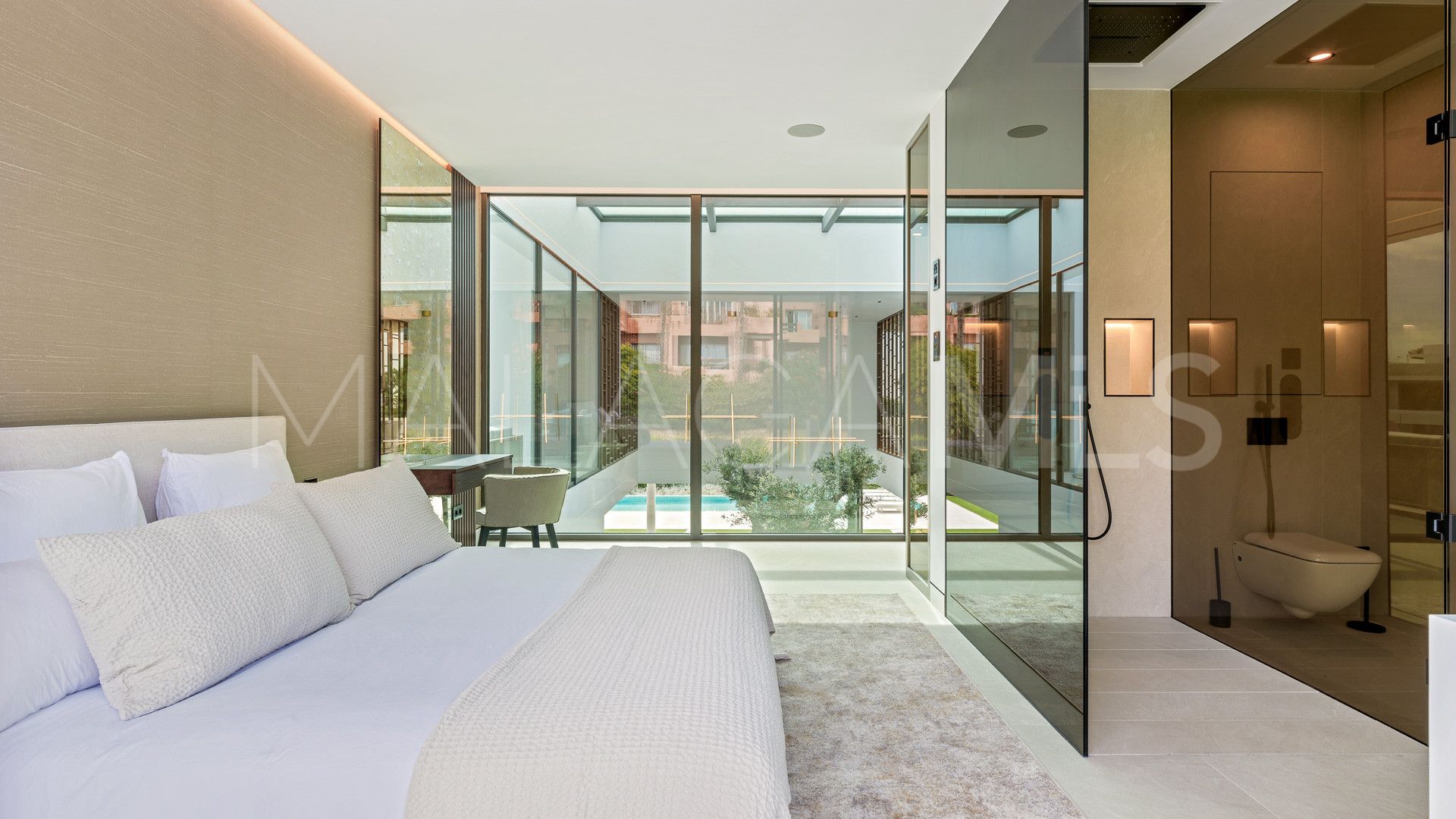 5 bedrooms villa in Golden Mile for sale