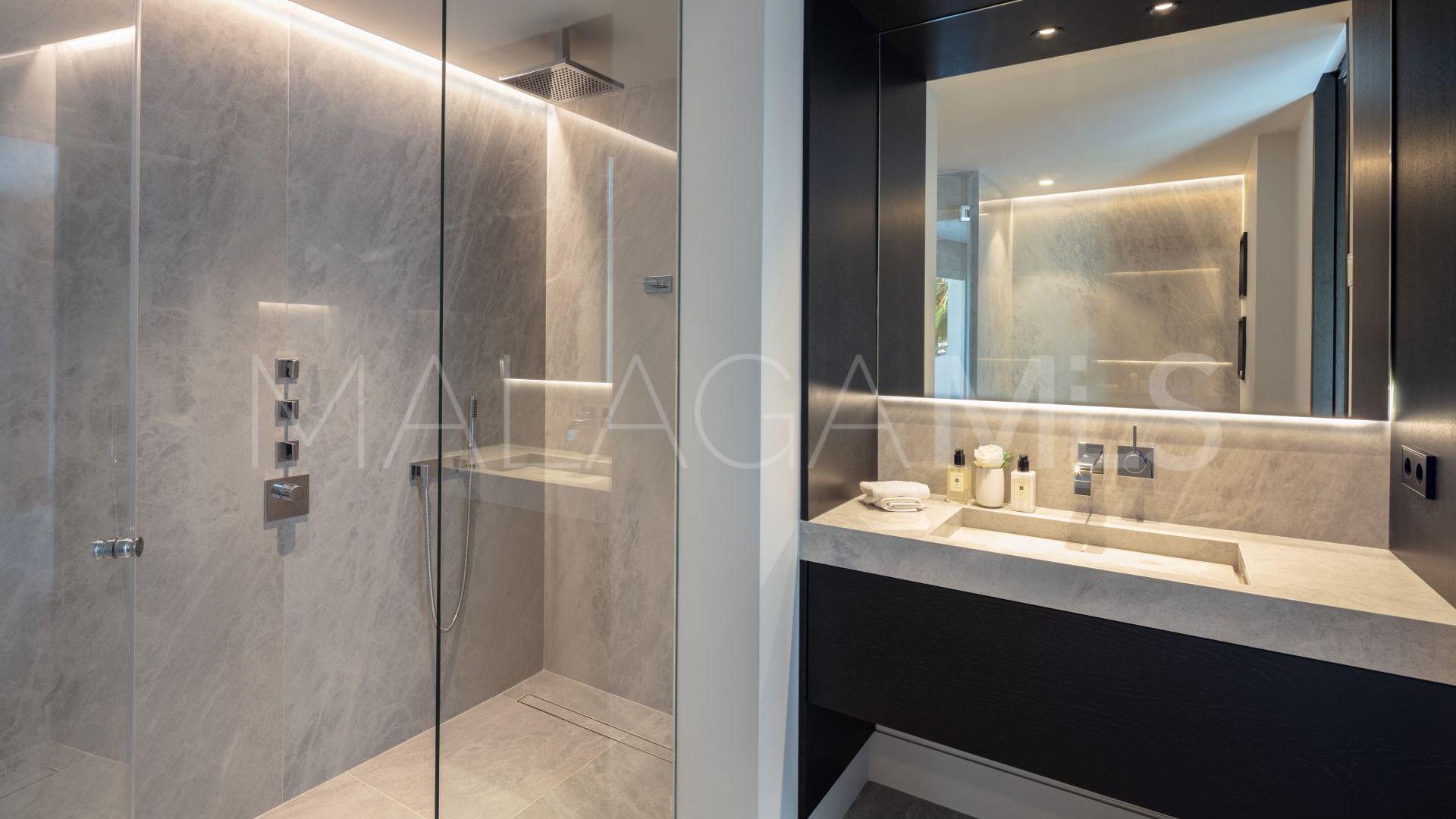 Zweistöckiges penthouse for sale in Marbella Goldene Meile