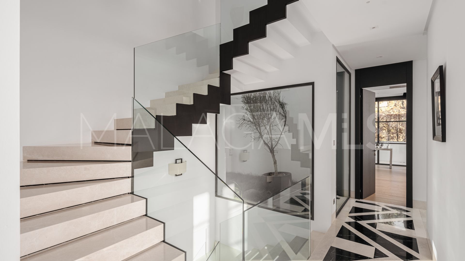 Villa for sale in Benahavis