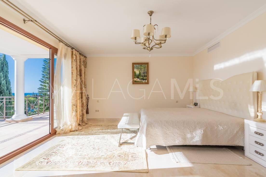 Villa for sale in Elviria