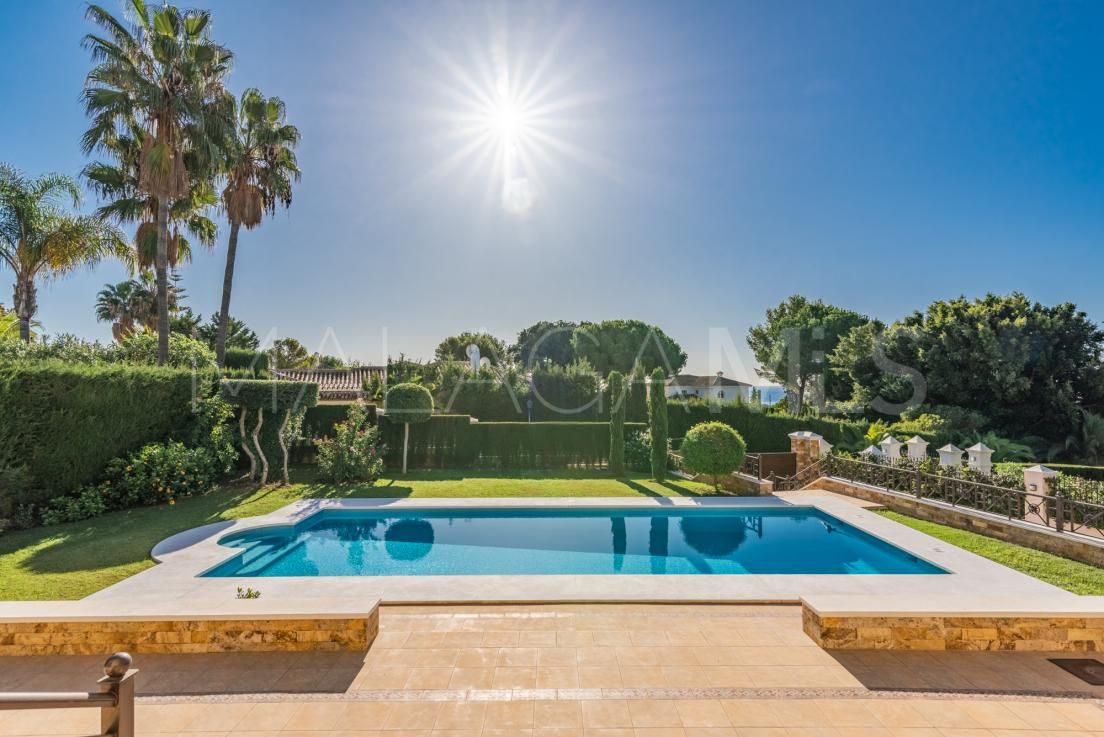 Villa for sale in Elviria