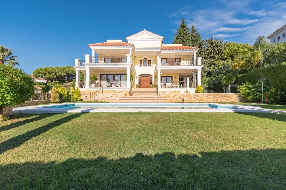 Villa for sale in Elviria