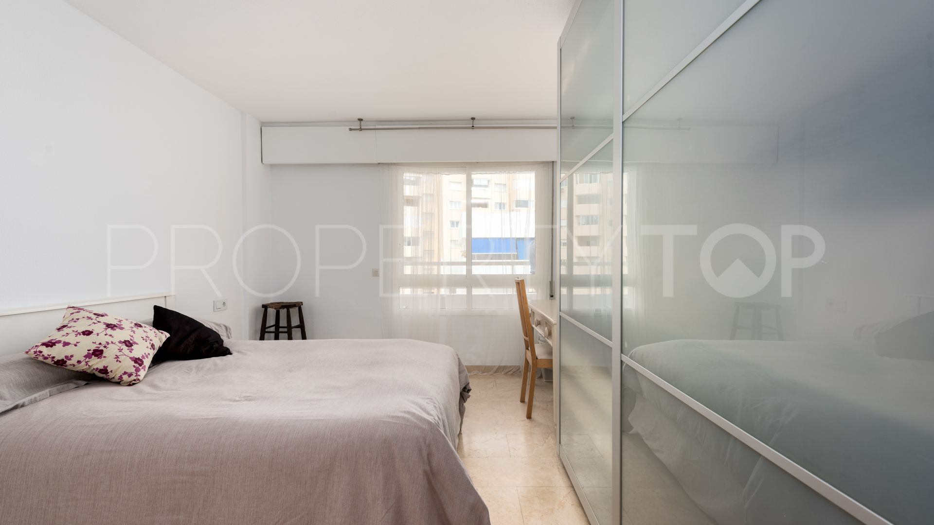 Apartamento a la venta con 2 dormitorios en Estepona Puerto