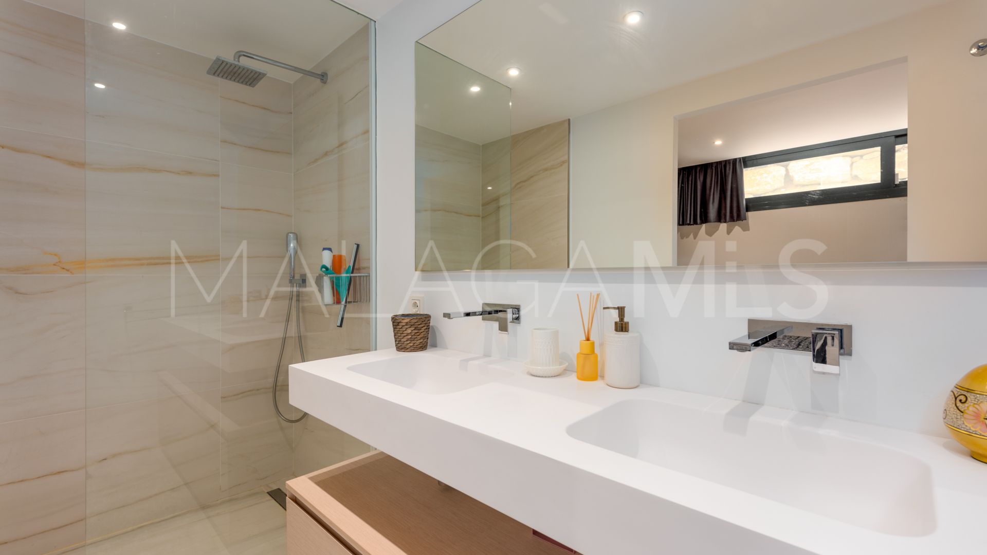 Villa for sale in Nueva Andalucia