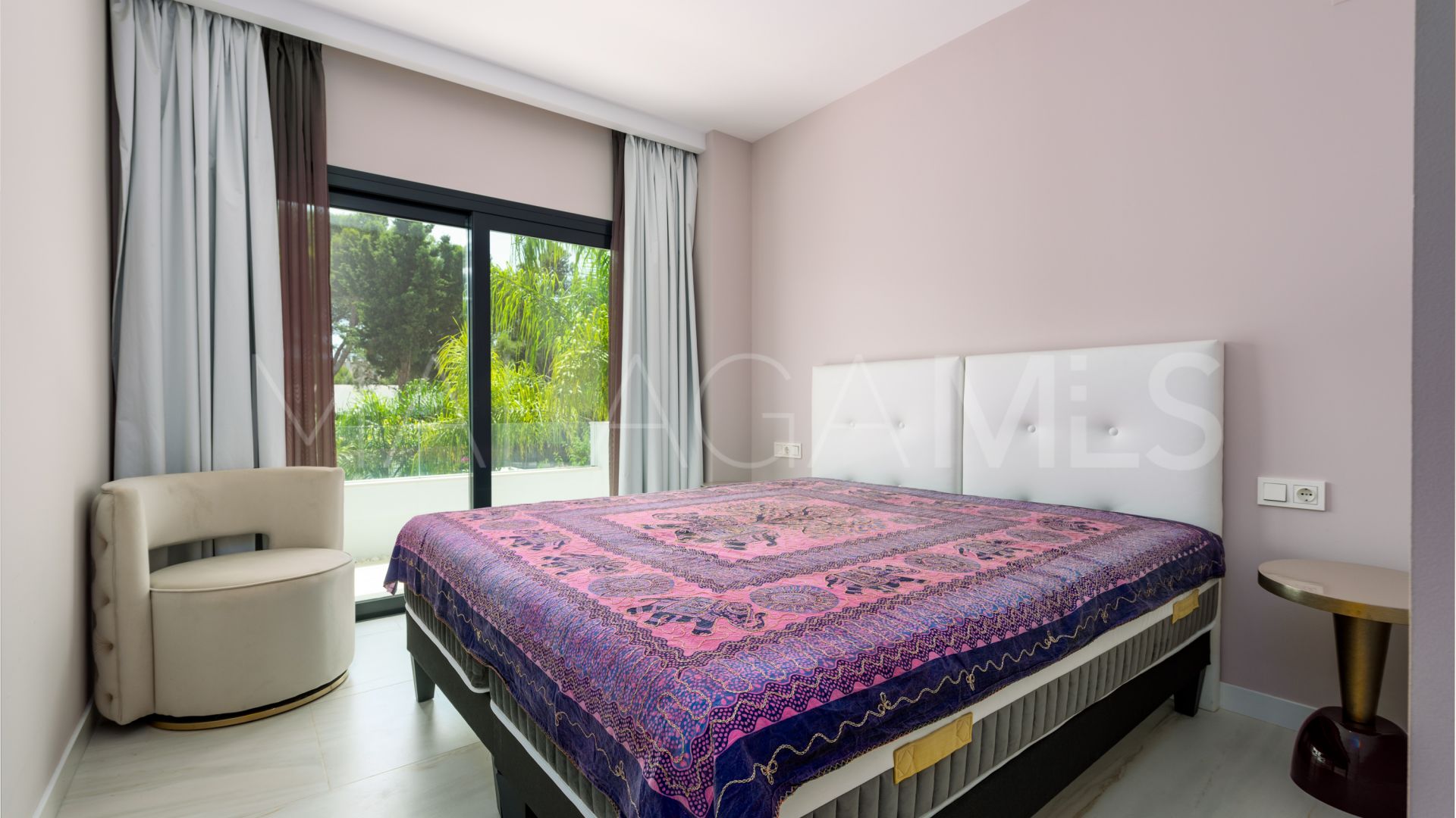 Villa for sale in Nueva Andalucia