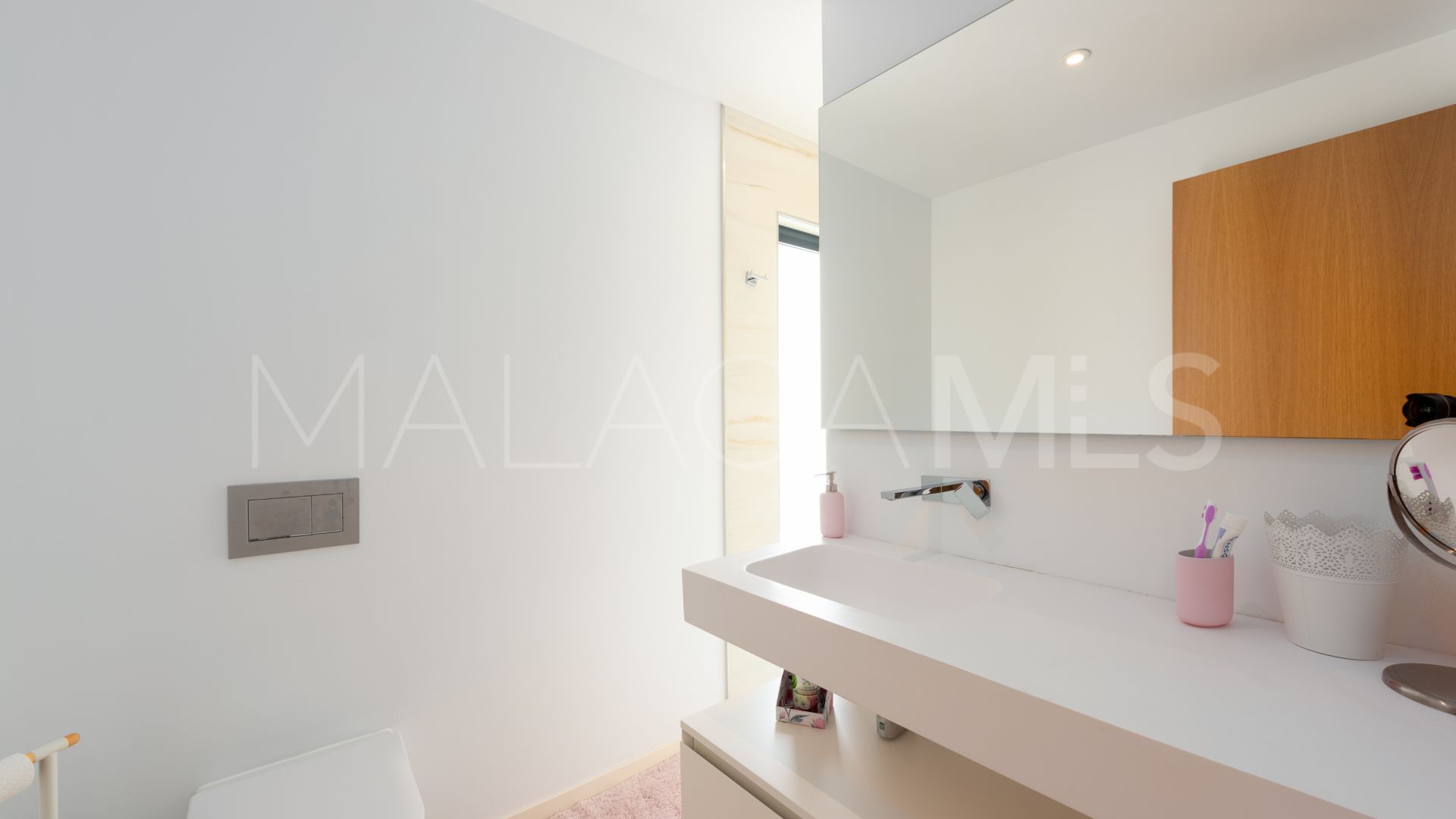 Villa for sale in Nueva Andalucia