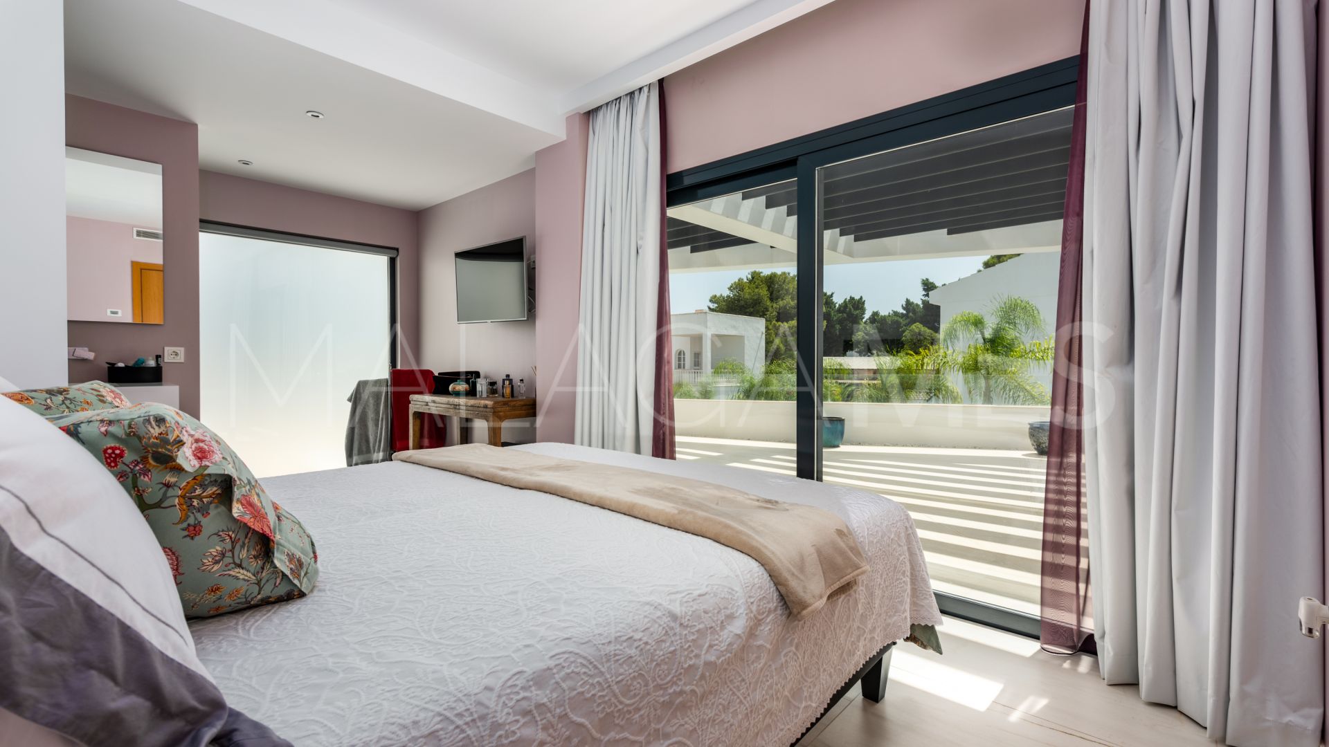 Villa for sale in Nueva Andalucia