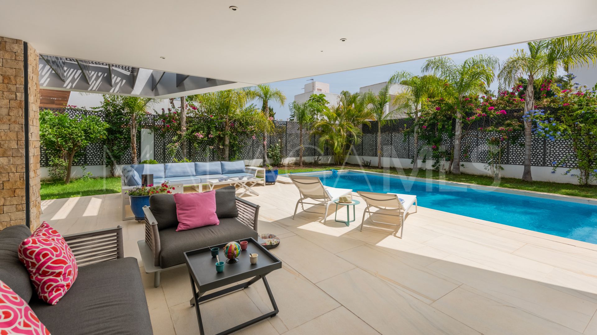 Villa for sale in Nueva Andalucia