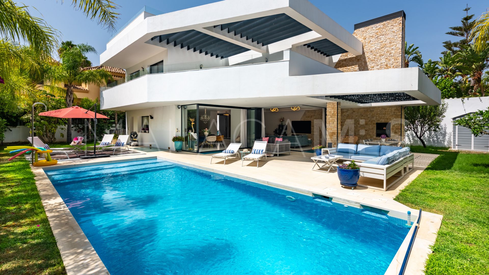 Buy villa in Nueva Andalucia