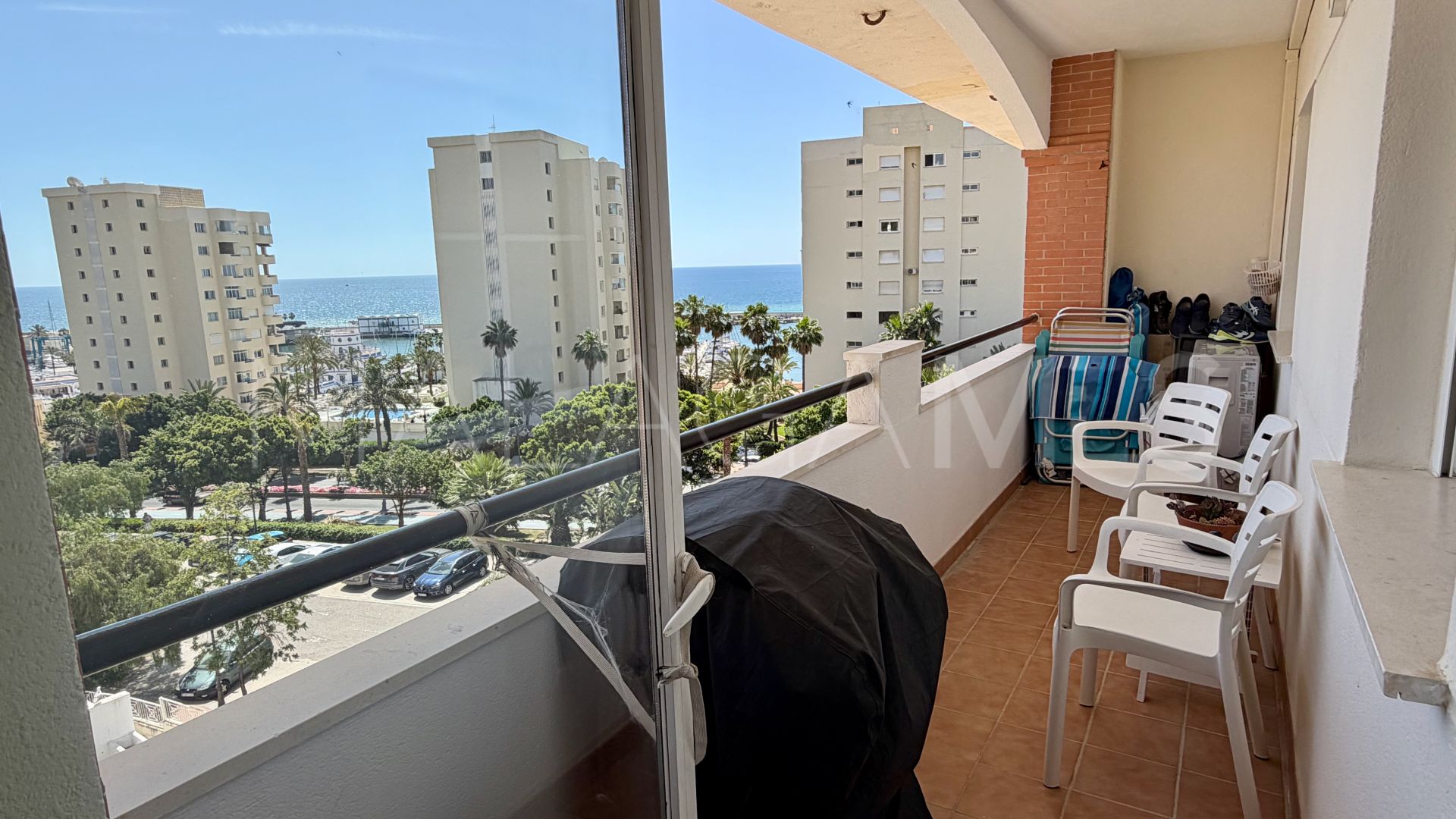Lägenhet for sale in Estepona Puerto
