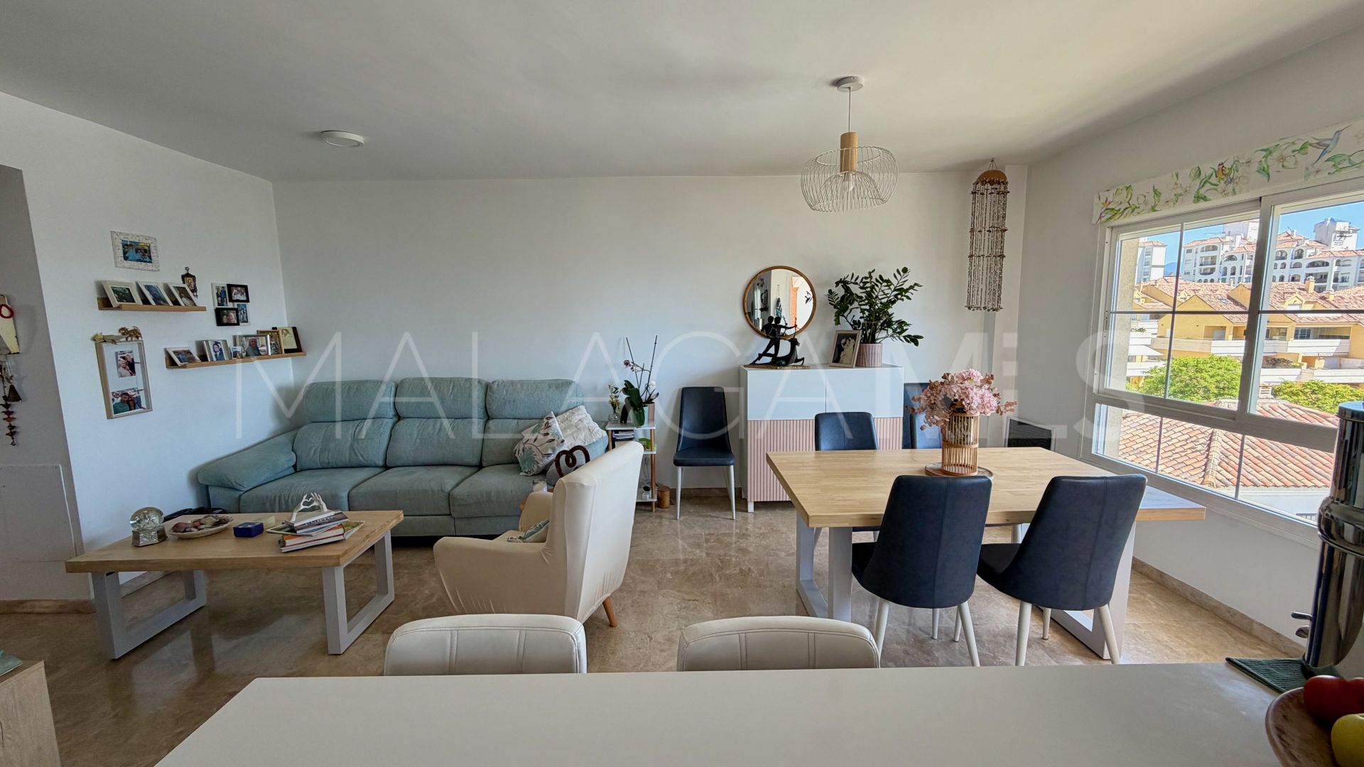 Lägenhet for sale in Estepona Puerto