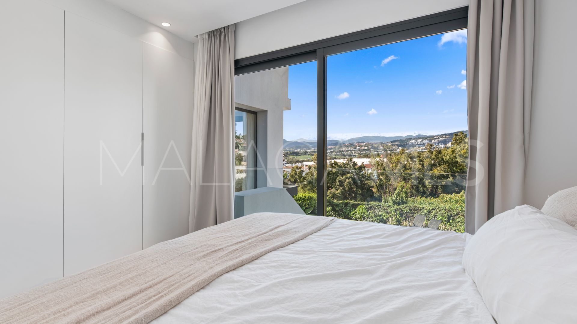 Villa for sale in Nueva Andalucia