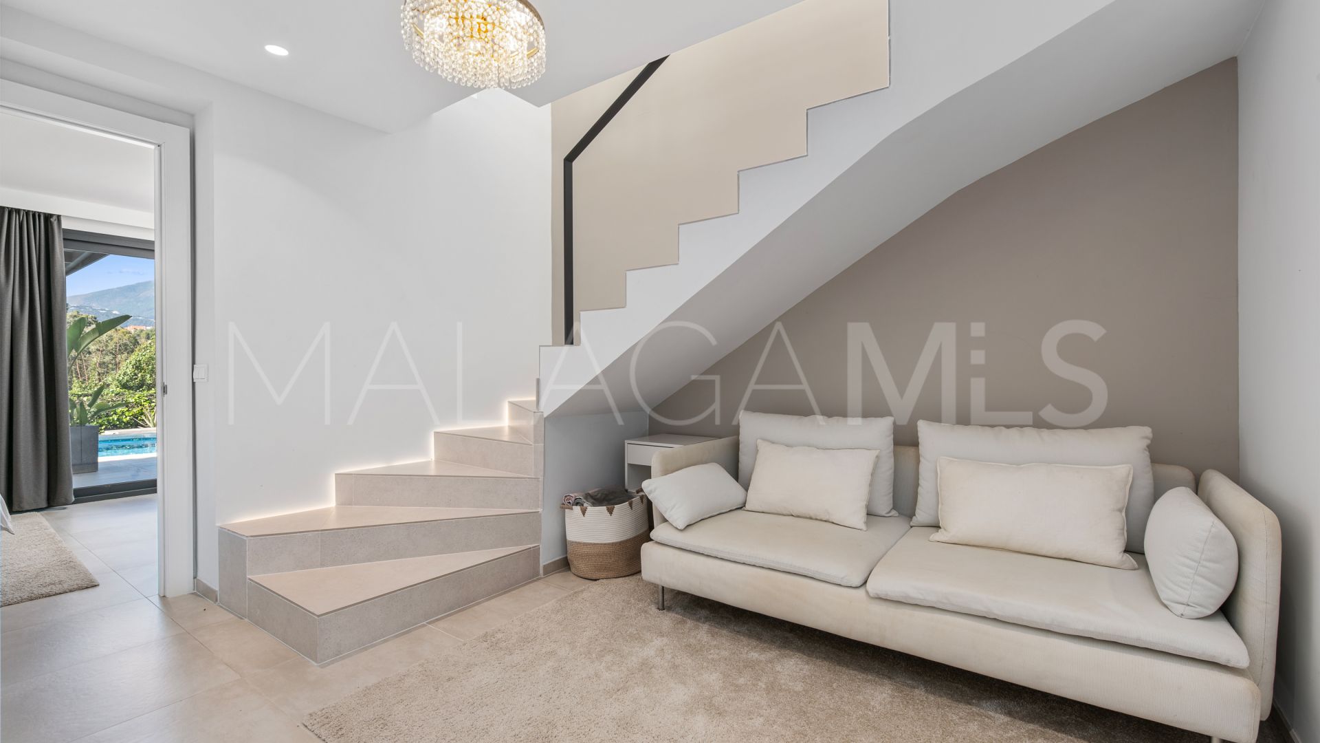 Villa for sale in Nueva Andalucia