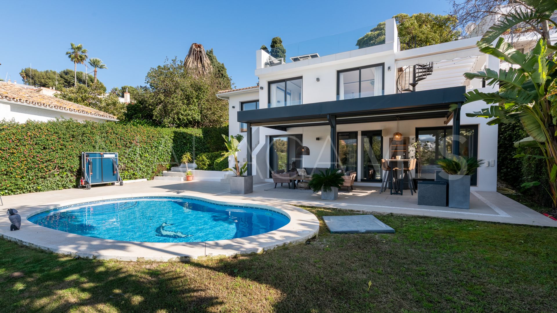 Villa for sale in Nueva Andalucia