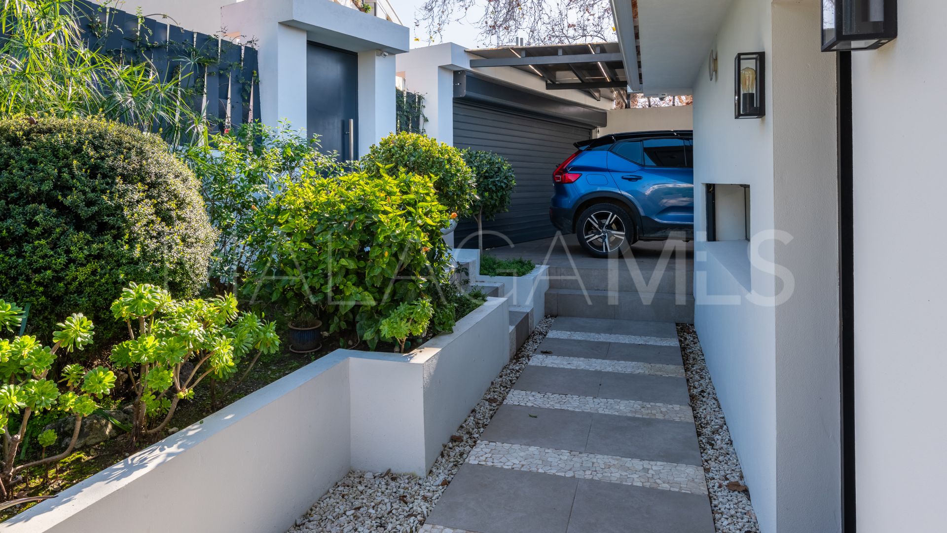 Villa for sale in Nueva Andalucia